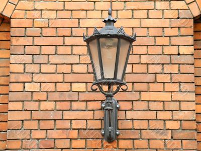 The lantern on the wall of bricks