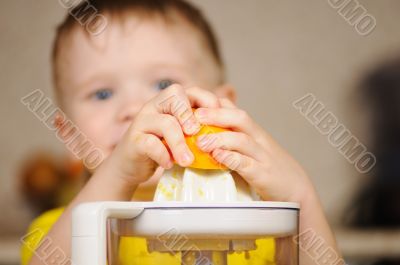 The child to wring out juice