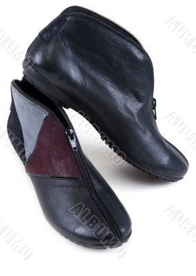 Feminine leather shoe with corduroy insertion