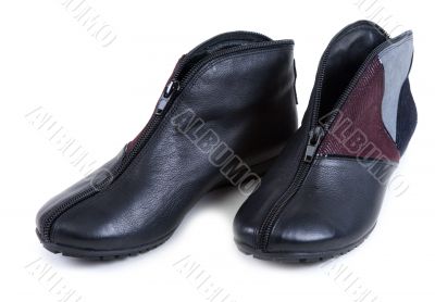 Feminine leather shoe with corduroy insertion