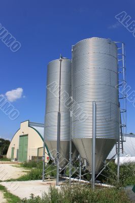 Silot for storing grain