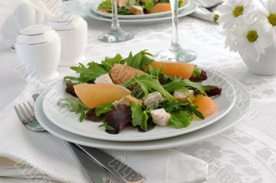 Chicken salad with grapefruit and a mixture of fresh salads