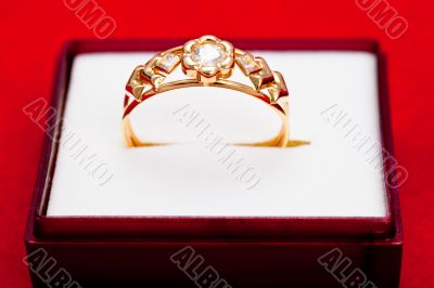 Gold ring with white zirconia enchased