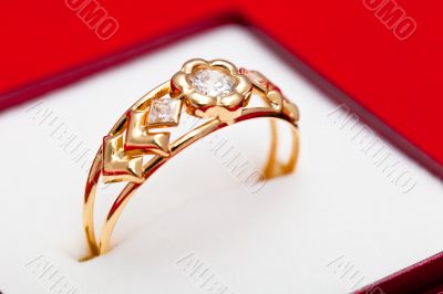 Gold ring with white zirconia enchased
