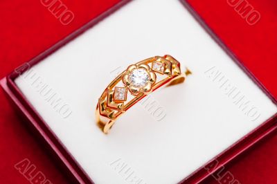 Gold ring with white zirconia enchased
