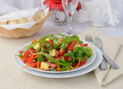 Vegetable salad with grilled cheese