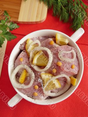 Marinated meat with lemon and onion