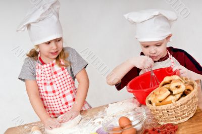 two children cooks