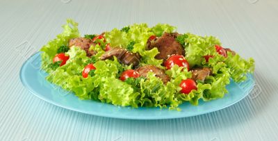 Green salad with chicken liver