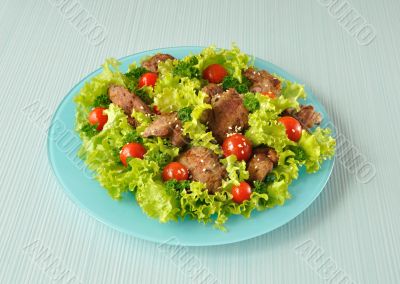 Green salad with chicken liver