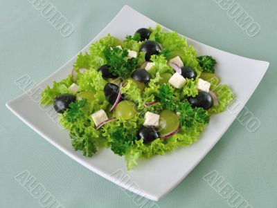Salad of lettuce with cheese and grapes