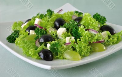 Salad of lettuce with cheese and grapes