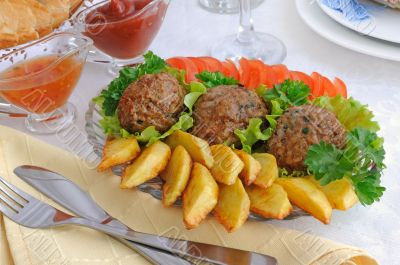 Meatballs with herbs and potatoes