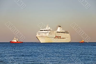 Cruise ship and two tugboats