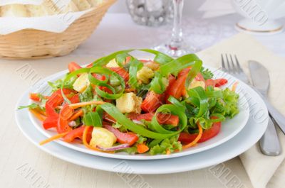 Vegetable salad with grilled cheese