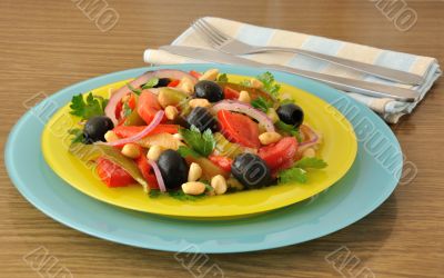 Salad of roasted peppers with tomato, peanuts and olives