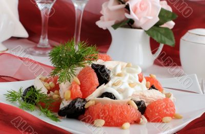 Salad with chicken, grapefruit and prunes 