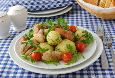 Boiled potatoes with chicken and tomato