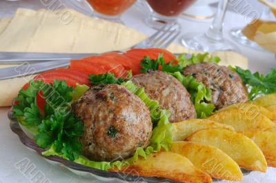 Meatballs with herbs and potatoes