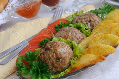 Meatballs with herbs and potatoes