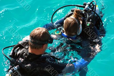 learn to dive in the sea with teacher