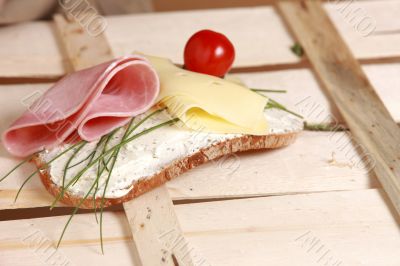 Open sandwich with ham and cheese