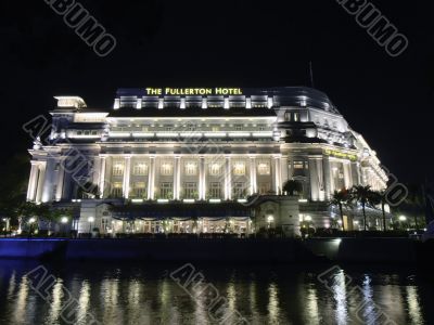 Singapore Night. River and the Fullerton Hotel.