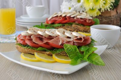 Sandwich with ham and mushrooms