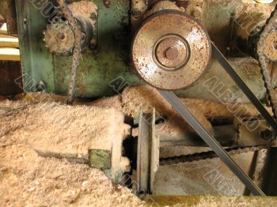 Sawing machine for wood processing