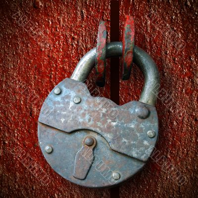 rusty hinged lock, closed