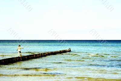 The little girl and the sea