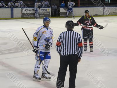 Editorial  - An international hockey tournament in Lyon. The match between the clubs of Switzerland and France.