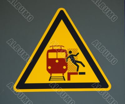 Vorsicht am Bahnsteig - Schild mit Warnung,Care in the platform - sign with warning