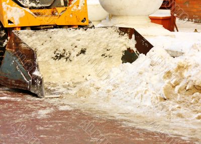 Ladle car for snow removal