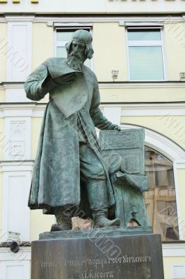 Sculpture of a man in ancient clothes