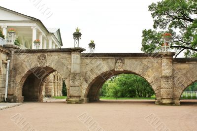 Arch ramp with images of antique gods