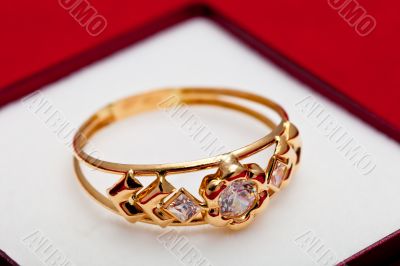 Gold ring with white zirconia enchased