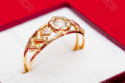 Gold ring with white zirconia enchased