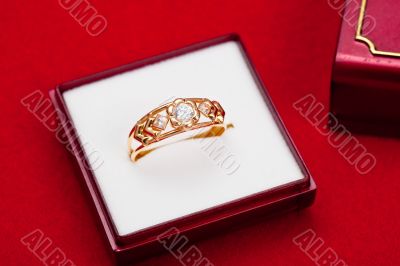 Gold ring with white zirconia enchased