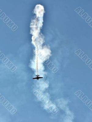 Perform aerobatics by the aircraft at the airshow