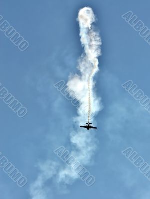 Perform aerobatics by the aircraft at the airshow