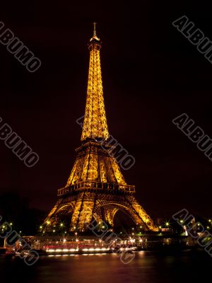lit up eiffel tower