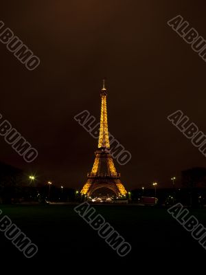 illuminated eiffel tower