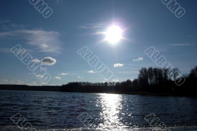 Sky, sun and water of lake.