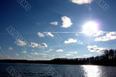 Sky, sun and water of lake.
