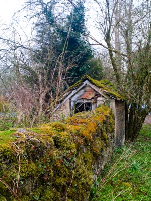 stone shed in cotswold