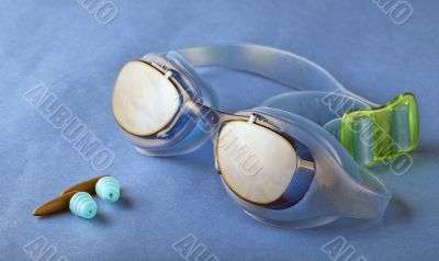 Swimming goggles