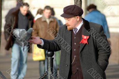 Lenin and pigeon