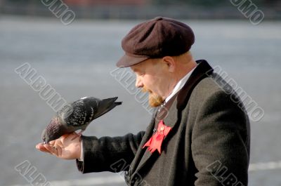 Lenin and pigeon