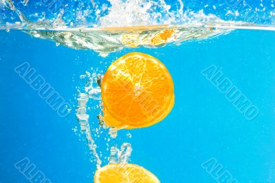 Citrus slice SPLASHING IN WATER 